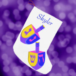 Meia De Natal Pequena Hanukkah Dreidels Coloriu Chrismukkah Para Criança<br><div class="desc">Personalize esses anjos coloridos de Chrismukkah, guardando um Chrismukkah divertido para crianças... e adultos. Em cores ousadas de amarelo ouro, roxo, azul e rosa-quente, esses Dreidels são meu trabalho artístico original com o toque personalizado sendo o nome no topo. Personalize esta reserva de Chanucá com todos os nomes das crianças...</div>