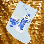 Meia De Natal Pequena Hanukkah Snowman Chrismukkah Para Crianças Adicion<br><div class="desc">Personalizado para Chrismukkah e Hanukkah, essa meia de bonitão de neve é personalizada apenas para você. A menorah azul escura e as velas brancas combinam com a Estrela do Neve de David e o pequeno Yarmulke fofo. Personalize esta reserva de férias Chanukah para uma criança especial... e adultos também! Procure...</div>