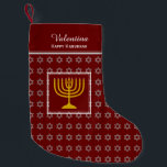 Meia De Natal Pequena HELY HANUKKAH Star de David Menorah DARK RED<br><div class="desc">Cinzento vermelho escuro HANUKKAH com estrela de cor prateada do padrão David e menorah dourada no centro. O texto do espaço reservado é personalizável para que você possa adicionar seu nome ou alterar a saudação. O mesmo design no sentido inverso. Maneira ideal de apresentar seus pequenos presentes de Hanukkah. Também...</div>