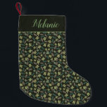 Meia De Natal Pequena Holly Christmas personalizado<br><div class="desc">Um padrão de sage verde holly sobre um fundo preto personalizado com seu monograma.</div>