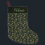 Meia De Natal Pequena Holly Christmas personalizado<br><div class="desc">Um padrão de sage verde holly sobre um fundo preto personalizado com seu monograma.</div>