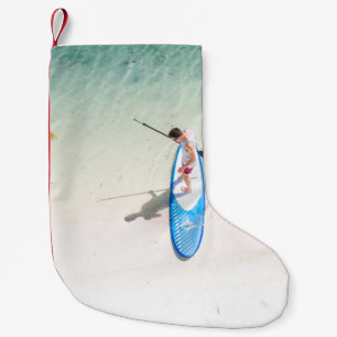 Meia De Natal Pequena Homem surfando na praia