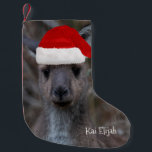 Meia De Natal Pequena Kangaroo Austrália Animal Red Santa Hat<br><div class="desc">Quem não ama esse bicho australiano icônico? Torne todo o Natal de sua família e amigos muito mais feliz com este cartão de saudação único com uma foto próxima de uma Cinza ocidental Kangaroo Joey. Para a ocasião, ele está vestido com um chapéu vermelho de Papai Noel! Personalize-o com seu...</div>