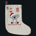 Meia De Natal Pequena Koala Christmas Snow Winter Animais Koalas Small C<br><div class="desc">O coala de Natal com luzes de fadas. Animais engraçados com presentes e neve nas férias. Também é engraçado para o natal em julho. Os coalas são animais bonitos e perfeitos para o Natal.</div>