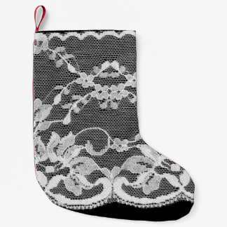Meia De Natal Pequena Lace floral branco: fundo preto.