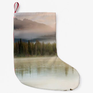 Meia De Natal Pequena Lago Serene bonito nas montanhas da manhã, Oregon