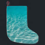 Meia De Natal Pequena Maldive Beach Reflete Uma Visão Bonita.<br><div class="desc">Lindas reflexões sobre os sonhos malvados na praia: a beleza reflexiva da água tranquila. Serenidade Maldita: Gleam do Oceano,  Trapil Beach Bliss,  padrão Mirage da Natureza,  água,  oceano,  fundo,  textura,  praia,  verão,  natureza,  onda,  azul,  tropical,  piscina,  submarina,  luz solar,  líquido,  turquesa,  reflexão,  superfície,  úmida</div>