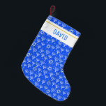 Meia De Natal Pequena Menorah Star de David Hanukkah PERSONALIZA TI<br><div class="desc">Personalizar este estoque com um nome ou outro texto. Mostre seu amor pelos feriados. Mão desenhada por mim! Procure em meu compro muitos outros itens correspondentes,  como papel embrulho,  travesseiros,  toalhas e plástico de presentes também!</div>