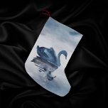 Meia De Natal Pequena Mistura Reflexões | Moody Dusty Blue Swan no lago<br><div class="desc">O tema do presente do cisne do lago, pintado à mão, foi mudado, escuro e moody, em azul macio e poeirento, com um cisne gracioso e enfumaçado de nevoeiro matinal. Da coleção "Reflexões", este design de aquarela foi inspirado pelo tranquilo momento em que você pode estar com aquele que ama...</div>