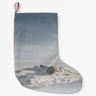 MEIA DE NATAL PEQUENA MONTANHA DE NEVE À BASE NO DIA