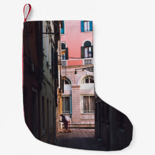 MEIA DE NATAL PEQUENA MULHER DE CAMISA BRANCA E CALÇAS NEGRAS CAMINHAND