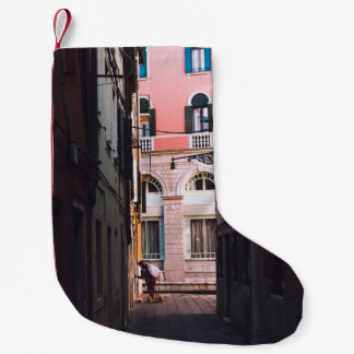 MEIA DE NATAL PEQUENA MULHER DE CAMISA BRANCA E CALÇAS NEGRAS CAMINHANDO