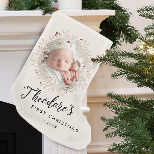 Meia De Natal Pequena Nome da Terra da Foto de Natal do Bebê (Baby's First Christmas Photo Wreath Name Small Christmas Stocking)