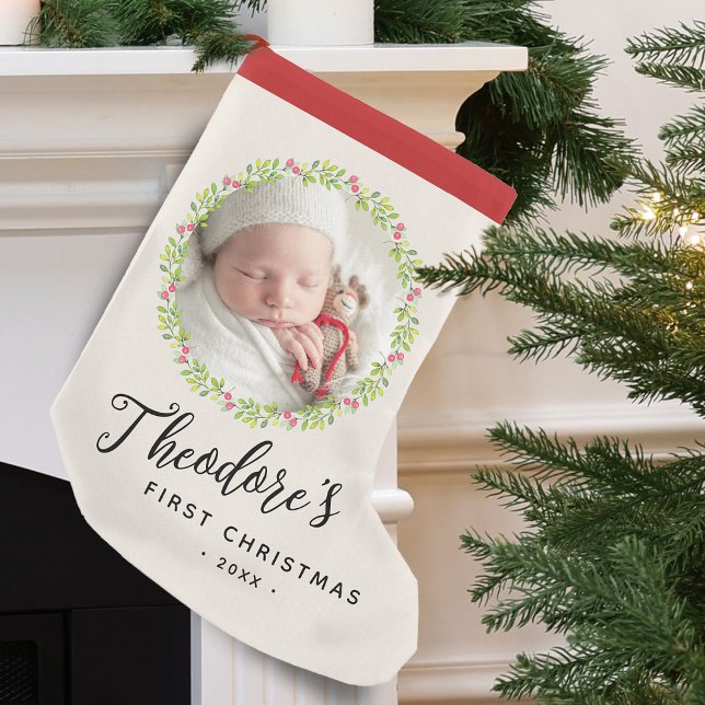 Meia De Natal Pequena Nome da Terra do Primeiro Natal do Bebê (Baby's First Christmas Photo Wreath Name Small Christmas Stocking)