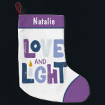 Meia De Natal Pequena Nome Personalizado Do Amor E Chanukah Light Hanukk<br><div class="desc">Este design de feriados de Chanucá apresenta o texto "Amor e Luz" na tipografia moderna. Personalize com seu nome editando o texto nas caixas de texto fornecidas. #hanukkah #chanukah #feriados #ju #meias #hanukkahdecor #decor #casa #homedecor</div>