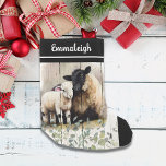 Meia De Natal Pequena Ovinos de Suffolk Botânicos Franceses<br><div class="desc">Bonita,  Suffolk ewe e sua filha atrás de um eucalipto botânico verde. País da fazenda,  vintage,  vitoriano,  cartazes em um fundo de conselho de madeira vestido,  branco. Perfeito para uma fazenda rústica ou uma vibe de Natal de um país francês.</div>