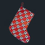Meia De Natal Pequena Padrão de Bola de Futebol de Santa Hat em Vermelho<br><div class="desc">Bola de Futebol Festivo em um Padrão de Santa Hat sobre Vermelho Texturizado mostra nossa arte original de uma bola de futebol preto e branco, todos estacionados para as férias em um chapéu vermelho de Papai Noel em um ângulo de ictidade em um padrão repetido em um fundo vermelho com...</div>