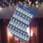 Meia De Natal Pequena Padrão de faixas de árvores de Chrismukkah Dourada<br><div class="desc">Personalize esta estocagem de Chrismukkah em um padrão de listras divertidas de dois tons de Menorah azul e ouro e árvores de Natal para um presente de feriado. Adicione um nome ou limpe/apague para apagar o texto se você preferir um estoque simples. Tanto a árvore dourada como os gráficos dourados...</div>