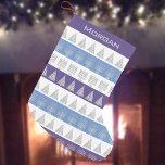 Meia De Natal Pequena Padrão de Stripes de Árvore Chrismukkah Silver Men<br><div class="desc">Personalize esta meia divertida Chrismukkah com um padrão de Hanukkah Menorahs prateado e árvores de Natal prateadas em faixas coloridas de branco, azul e roxo. Adicione um nome em texto prateado ao estoque para um presente personalizado. Os Menorah e os designs das árvores em prata são simples o suficiente para...</div>