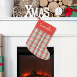 Meia De Natal Pequena Padrão de Xadrez Verde Vermelho do Script de Calig<br><div class="desc">Esta design apresenta um belo e simples guião de caligrafia para na moda com uma estocagem de natal com um padrão vermelho e verde de xadrez, uma turma típica, clássica mínima minimalista e elegante, estilo elegante vintage rústico, design antigo de feriado eterno, decoração de natal no inverno, um nome personalizado...</div>
