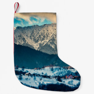Meia De Natal Pequena Paisagem de inverno na Montanha Cárptica. Bran, Ro