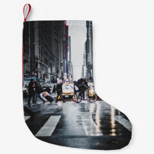 MEIA DE NATAL PEQUENA PEDESTRIANO DE CRUZAMENTO DO PESSOAS NA RUA DA CID