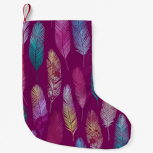 Meia De Natal Pequena Penas coloridas: padrão de fundo roxo.