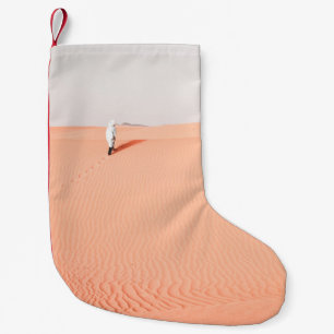 MEIA DE NATAL PEQUENA PESSOA CAMINHANDO NO DESERTO
