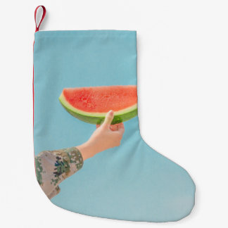 Meia De Natal Pequena Pessoa que segura melancia fatiada