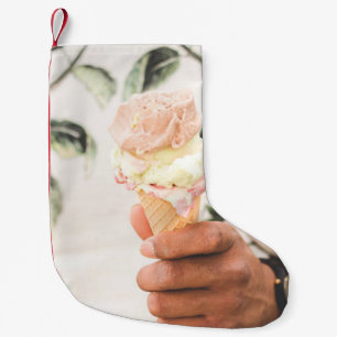Meia De Natal Pequena Pessoa que segura um cone de sorvete com três sab