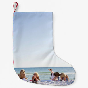Meia De Natal Pequena Pessoas em areias brancas perto da praia