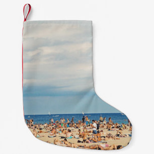 Meia De Natal Pequena Pessoas na praia de areia castanha