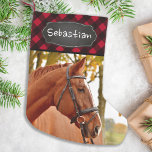 Meia De Natal Pequena Pet Photo Rustic Red Buffalo Xadrez Hover<br><div class="desc">Decorem sua casa e estragem seu animal favorito com este super fofo e divertido Natal personalizado com fotos de cavalo em um design de xadrez de verificação de búfalos vermelho e preto. Perfeito para cavalo, cão, gato e crianças! Faz um tesouro para celebrar o primeiro Natal especial. O estoque é...</div>