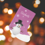 Meia De Natal Pequena Pink Snowman Winter Scene Christmas Stocks<br><div class="desc">Adicione um toque balbucioso ao manto nesta temporada de férias com um Pink Snowman Winter Scene Christmas Stocking personalizado. O design de estoque apresenta um boneco de neve feliz em uma cena de ventania de neve contra um fundo cor-de-rosa adornado com flocos de neve de cor correspondente. Itens adicionais de...</div>