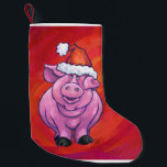 Meia De Natal Pequena Porco bonito em Santa Chapéu em Vermelho<br><div class="desc">O Porco Festivo de Parada Animal em Santa Hat em presentes de Natal Vermelho e decorações criadas pela Parada Animal da ITD apresenta nosso porco rosa divertido da linha de Parada Animal todos descansados para as férias em um chapéu Papai Noel vermelho e branco contra um fundo vermelho texturizado. Em...</div>