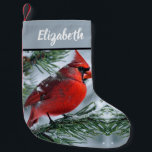 Meia De Natal Pequena Red Cardinal Winter Snow Pine Christmas Tree Name<br><div class="desc">A design de pássaro cardeal vermelho é moderna,  simples e elegante. Este inverno,  o tema design é perfeito para aquele especial que ama cardeais masculinos. Personalize o nome e obtenha um para todos na equipe ou família. Disponível em vários temas de inverno.</div>