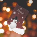 Meia De Natal Pequena Red Snowman Winter Scene Christmas Stocks<br><div class="desc">Adicione um toque balbucioso à sua manga nesta temporada de férias com um Red Snowman Winter Scene Stocking personalizado. O design de estoque apresenta um boneco de neve feliz em uma cena de ventania de neve contra um fundo vermelho adornado com flocos de neve de cor correspondente. Itens adicionais de...</div>