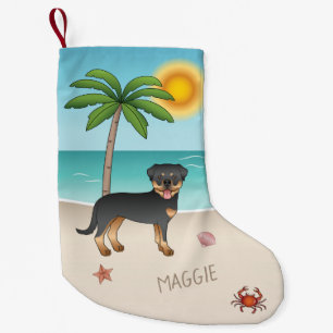 Meia De Natal Pequena Rottweiler Black & Tan em uma praia tropical de ve