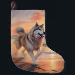 Meia De Natal Pequena Sandy Paws Alaskan Malamute Dog em Beach Sunset<br><div class="desc">Mergulhe na beleza tranquila do nosso cão "Sandy Paws and Sunset Hues" na design do pôr do sol da praia. Esta cena cativante captura a essência de uma noite perfeita na costa, com um companheiro leal canino desfrutando das areias ouros e das lutas respiratórias do sol. Quer você seja um...</div>