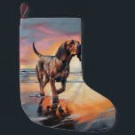 Meia De Natal Pequena Sandy Paws Bloodhound Dog em Beach Sunset<br><div class="desc">Mergulhe na beleza tranquila do nosso cão "Sandy Paws and Sunset Hues" na design do pôr do sol da praia. Esta cena cativante captura a essência de uma noite perfeita na costa, com um companheiro leal canino desfrutando das areias ouros e das lutas respiratórias do sol. Quer você seja um...</div>