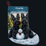 Meia De Natal Pequena Scottish Terriers and Snowman Christmas<br><div class="desc">Celebre a época de férias com esta encantadora reserva de Natal, com dois adoráveis Terriers Escoceses numa cena de inverno nevado. O par senta-se orgulhosamente ao lado de um bonitão enquanto o sol se põe atrás de árvores cobertas de neve, lançando um brilho quente e ouro sobre a paisagem festiva....</div>