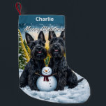 Meia De Natal Pequena Scottish Terriers and Snowman Christmas<br><div class="desc">Celebre a época de férias com esta encantadora reserva de Natal, com dois adoráveis Terriers Escoceses numa cena de inverno nevado. O par senta-se orgulhosamente ao lado de um bonitão enquanto o sol se põe atrás de árvores cobertas de neve, lançando um brilho quente e ouro sobre a paisagem festiva....</div>