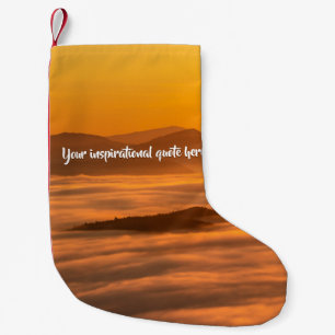 Meia De Natal Pequena Seu texto personalizado sobe acima da paisagem neb