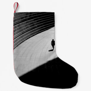 MEIA DE NATAL PEQUENA SILHOUTE DE UMA PESSOA QUE CAMINHA NA CINZA CONCRE