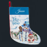 Meia De Natal Pequena Snowman | Deixá-la nevar personalizada<br><div class="desc">Uma adorável meia de natal de velo cumprimentará a família e os amigos com um bonitinho bonitão e seu cachorro em um colega de terno de Papai noel enquanto eles apreciam uma queda de neve. Personalize isto com um nome,  antes de colocar no seu carrinho de compro.</div>