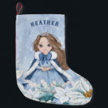 Meia De Natal Pequena Snowy Winter Brunette Princess<br><div class="desc">Este adorável inverno de neve Princesa estocada apresenta uma bela princesa jovem com cabelo castanho vestindo um vestido azul e branco com floco de neve e capa quente com pelo. A princesa está cercada por poinsettias. Você pode personalizar com o nome da sua princesa!</div>