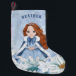 Meia De Natal Pequena Snowy Winter Red Haired Princess<br><div class="desc">Este adorável inverno de neve Princesa estocada apresenta uma bela princesa jovem com cabelo vermelho vestindo um vestido azul e branco com floco de neve e capa quente com pelo. A princesa está cercada por poinsettias. Você pode personalizar com o nome da sua princesa!</div>
