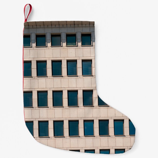 Meia De Natal Pequena The facade of the modern building with rectangular (Frente)