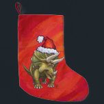 Meia De Natal Pequena Tricerátops Natal Em Vermelho<br><div class="desc">Parada Animal Tricerátops Festivos design de Natal mostra a nossa divertida ilustração de um tricerátopo vestindo um chapéu de Papai Noel vermelho de férias e parado numa paisagem nevada contra uma noite estrelada azul. Nossa arte original de dinossauro foi pintada pelo ilustrador de nossas crianças talentosas Traci Van Wagoner. Em...</div>