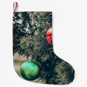 Meia De Natal Pequena Uma decoração colorida de Natal em uma árvore. Vi